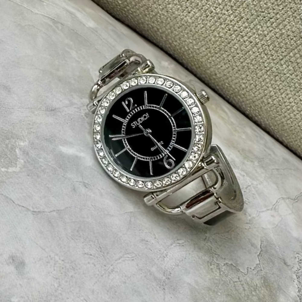 ✨ Vintage Studio Quartz Watch – Crystal Bezel, Black Dial & Open Cuff Elegance ✨